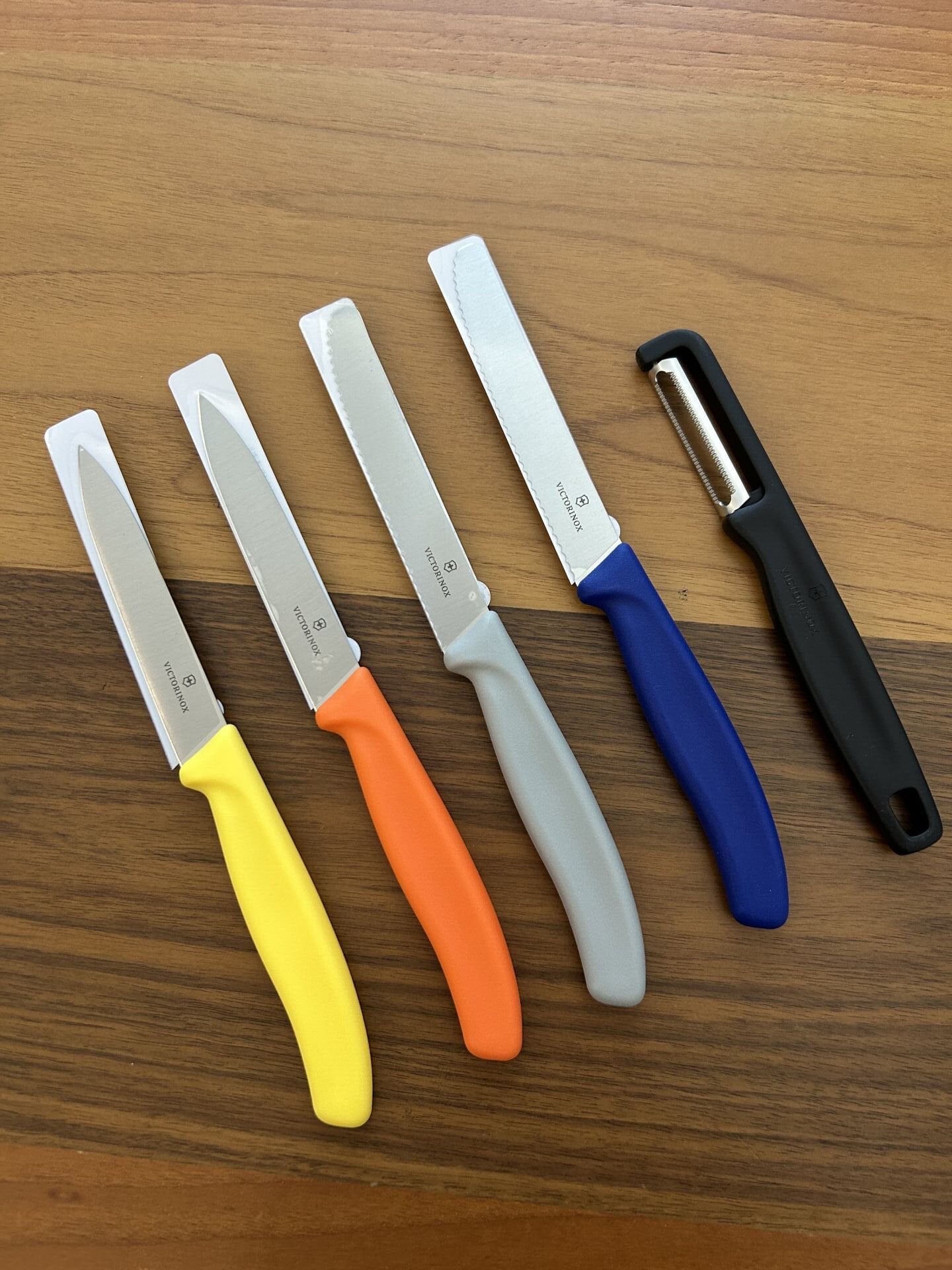 VICTORINOX 4 lü BIÇAK ve Soyacak seti yansoy