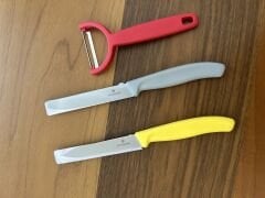 VICTORINOX 2 li  BIÇAK ve Soyacak seti