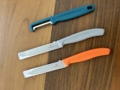VICTORINOX 2 li  BIÇAK ve Soyacak seti(yansoy)